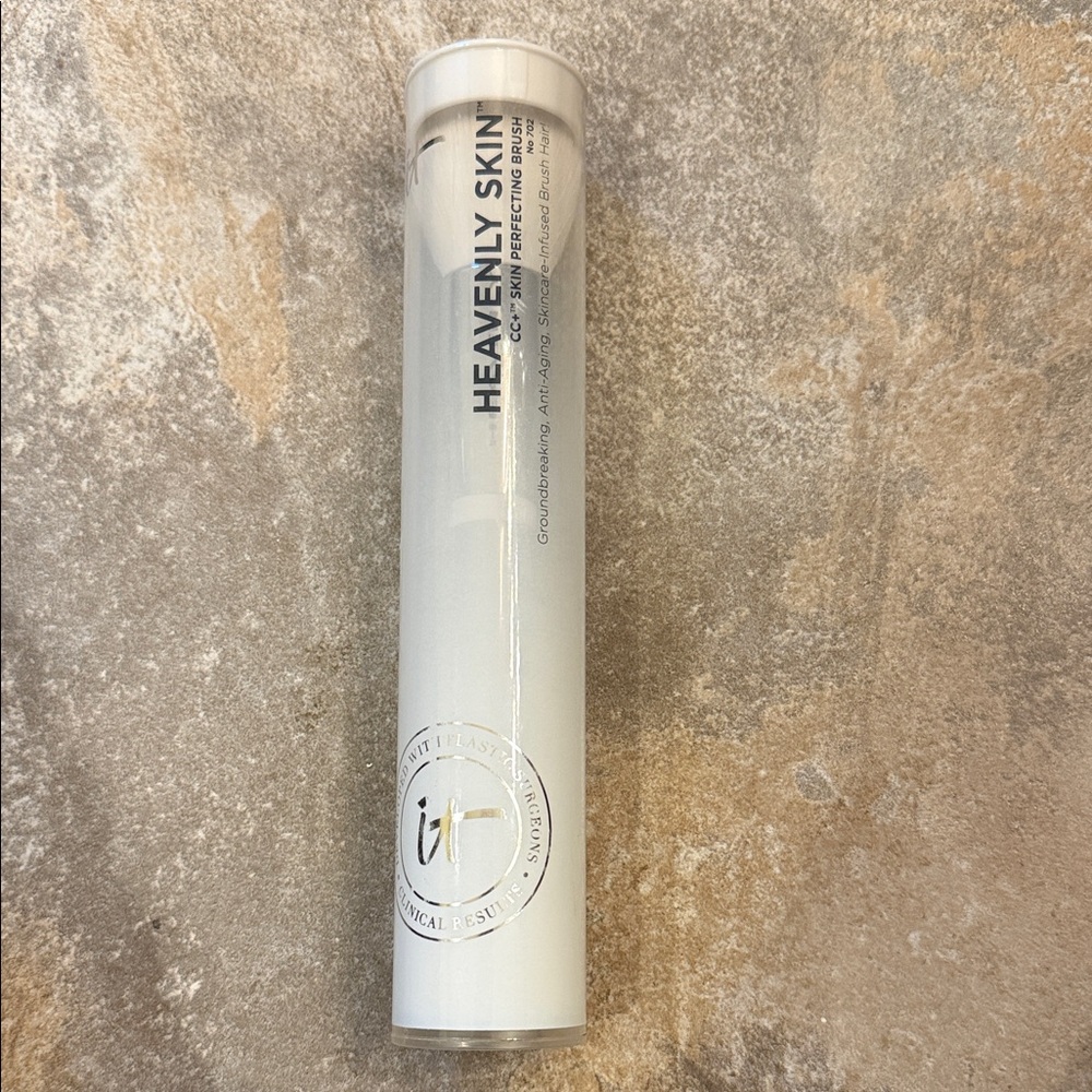 NWT IT COSMETICS SKIN PERFECTING BRUSH No 702